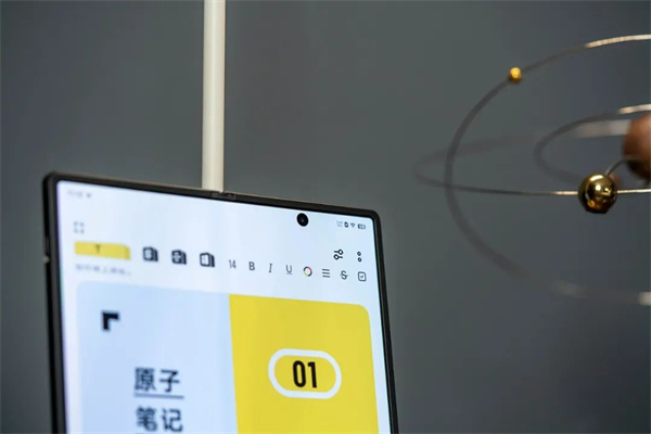 OPPO、vivo、 华为、小米和三星折叠屏屏幕对比