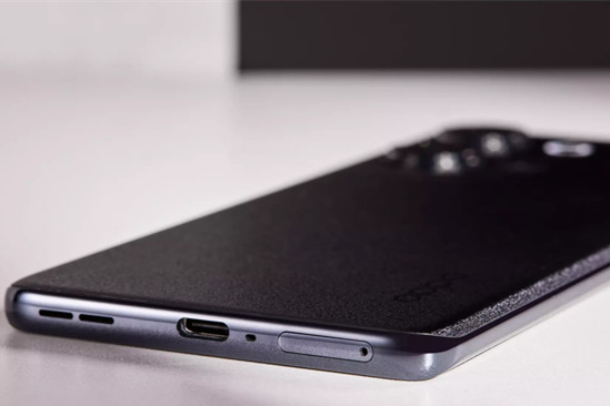 opporeno9有耳机孔吗