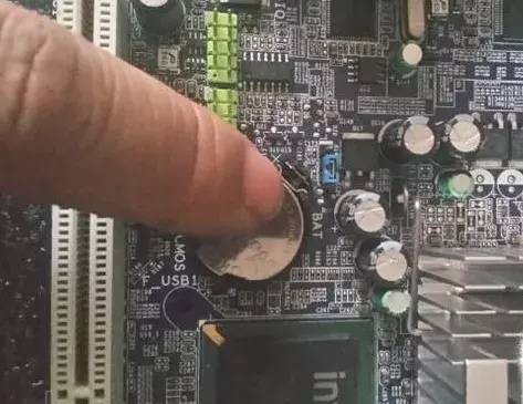 电脑风扇一转一停重复怎么回事