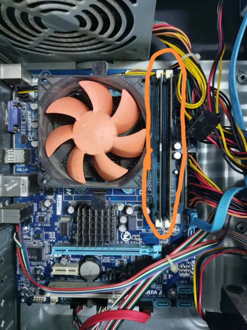 电脑开机风扇转一下就停了