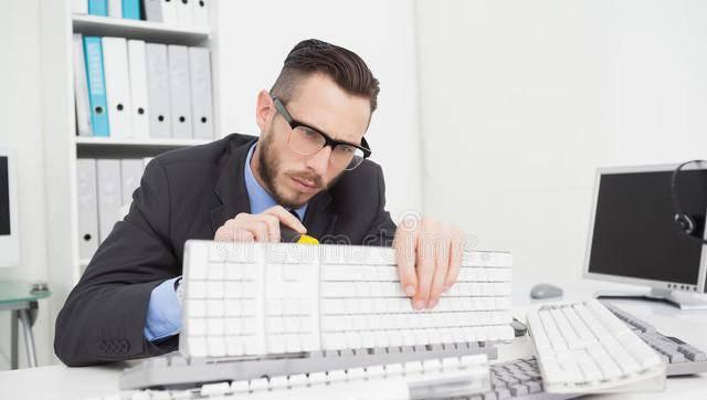 电脑键盘全部按不了怎么办