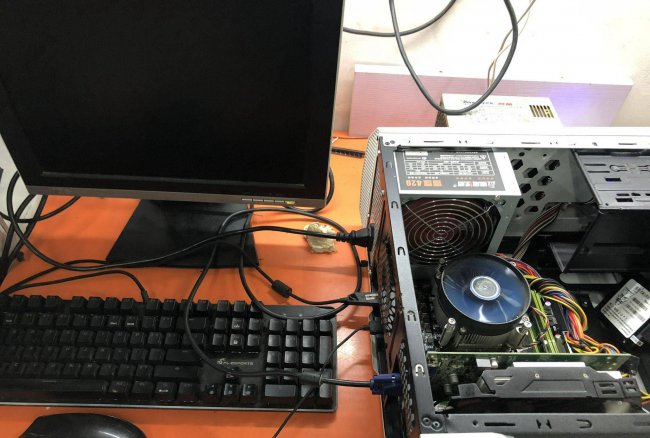 电脑主机开了显示器没反应无信号怎么办