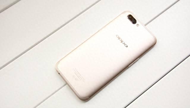 oppor11屏幕材质是什么