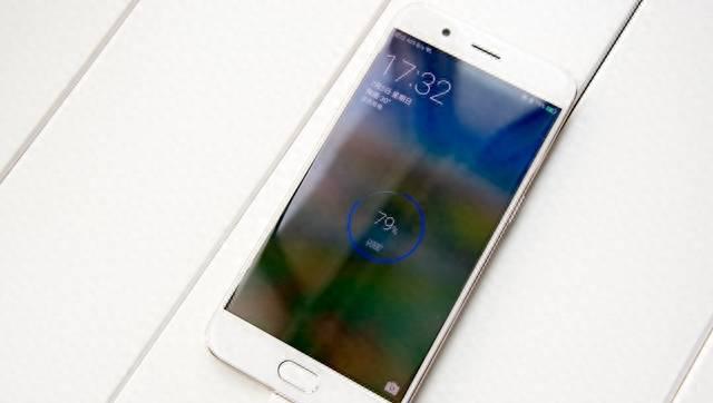 oppor11屏幕材质是什么