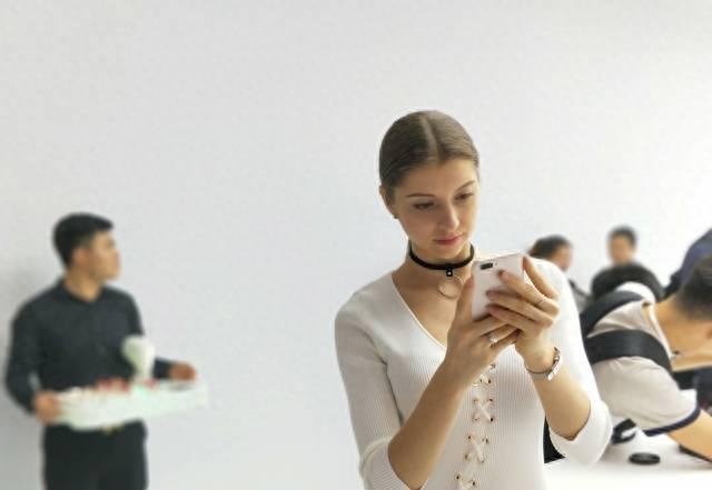 oppor11屏幕材质是什么