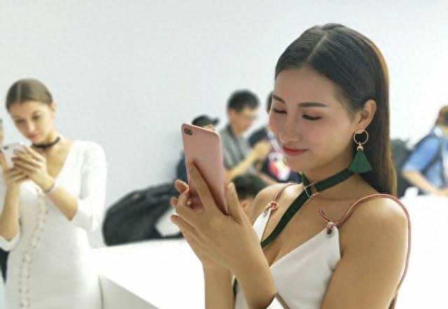 oppor11屏幕材质是什么