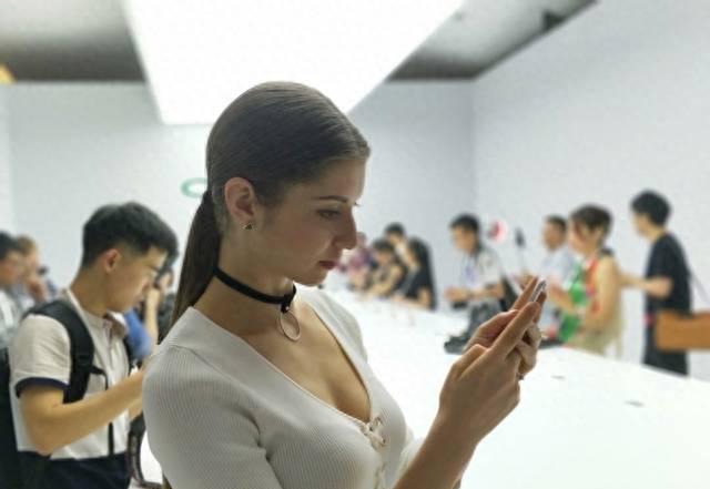 oppor11屏幕材质是什么