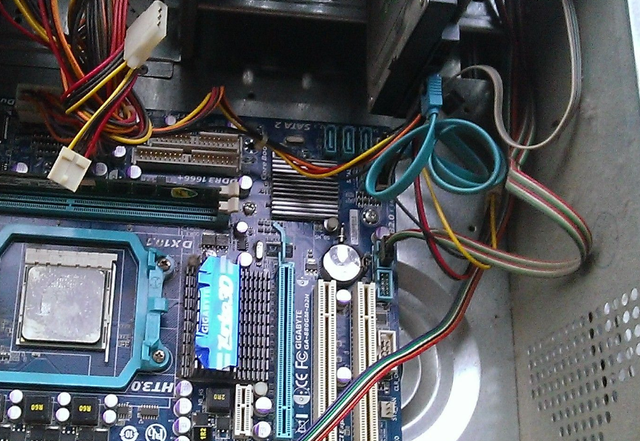 电脑机箱声音大是怎么回事