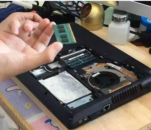 如何清理笔记本灰尘