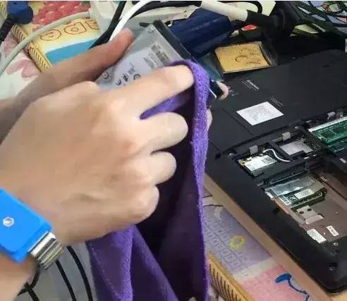 如何清理笔记本灰尘