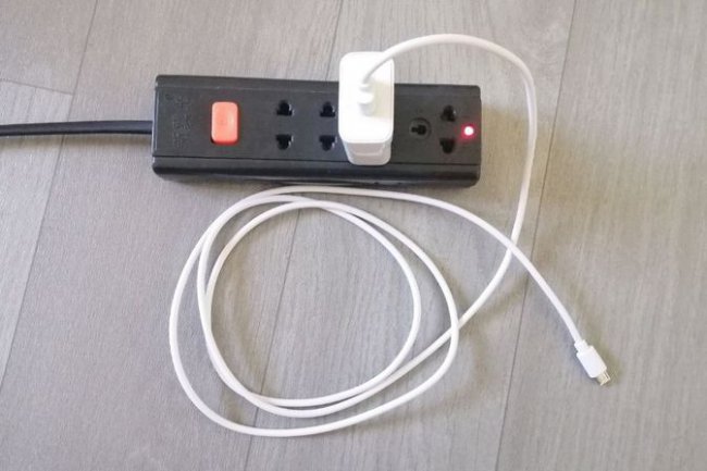 手机充电器泼水后如何处理