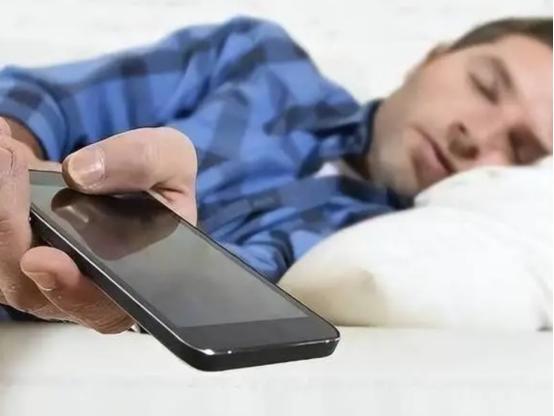 手机放在枕头边的危害