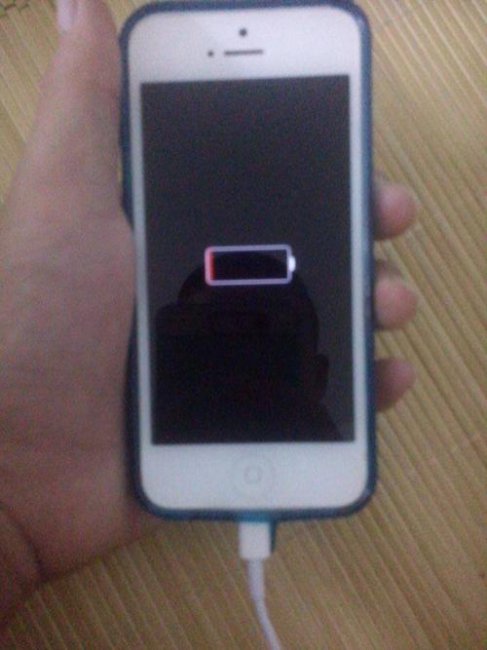 iphone充电器插上没反应只能关机才有反应怎么办