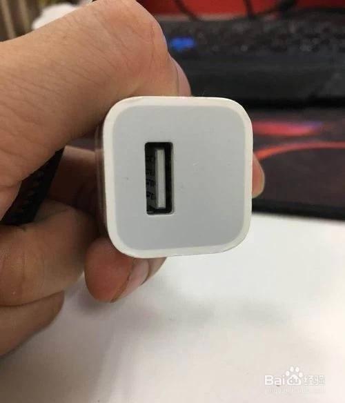 苹果11原装充电器充不进去电怎么办