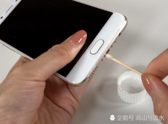 手机长时间不用充不进电怎么办一根牙签