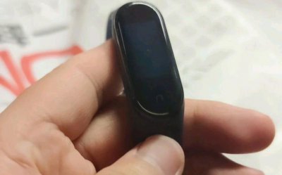 小米手环充电没反应一直黑屏怎么回事