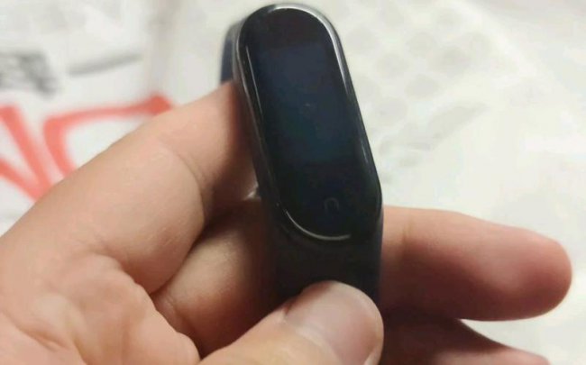 小米手环充电没反应一直黑屏怎么回事