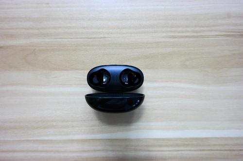 蓝牙耳机放进充电仓是自动充电吗还是要按开关