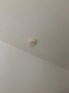 如何区分烟感和摄像头红灯不闪 如何辨别烟感器和摄像头红灯停止闪烁