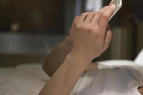 下雨打雷能看手机吗在室内