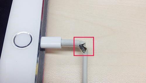苹果充电线插着没反应,拔掉有反应怎么回事