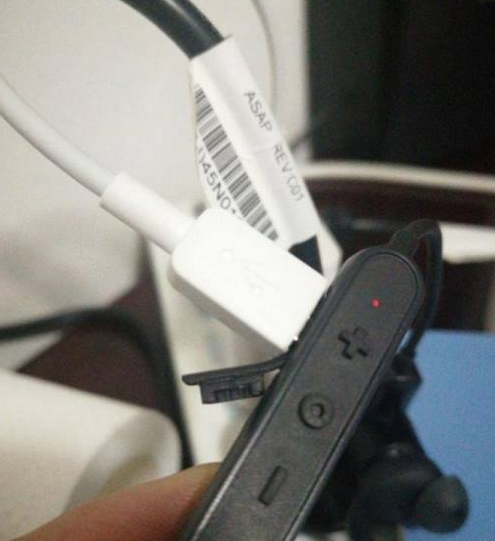 苹果蓝牙耳机充不进去电怎么办灯不亮
