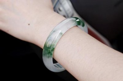 石英质玉手镯是什么材质做成的 抖音上石英质玉能买吗
